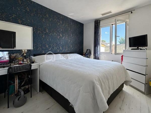 À proximité de Bordeaux, des commodités et des principaux axes routiers, découvrez cette agréable maison de 88 m² habitables, implantée sur une parcelle de 488 m², offrant un cadre de vie confortable et fonctionnel.

Elle se compose d’une belle pièce de vie chaleureuse avec poêle à bois, ouverte sur une cuisine aménagée avec cellier, créant un espace convivial et lumineux.

L’espace nuit comprend 3 chambres ainsi qu’une salle d’eau avec WC.

À l’extérieur, vous apprécierez particulièrement le jardin agréable et la terrasse couverte par une pergola bioclimatique, idéale pour profiter pleinement des extérieurs en toute saison, à l’abri du soleil comme des intempéries.

Les atouts de la maison

* 88 m² habitables
* Parcelle de 488 m²
* 3 chambres
* Séjour avec poêle à bois
* Cuisine ouverte
* Terrasse avec pergola bioclimatique
* Pompe à chaleur réversible gainable
* Portail motorisé
* Jardin agréable
* Proximité des commerces et commodités
* Accès rapide à Bordeaux et aux principaux axes routiers

Une maison conviviale, bien équipée et parfaitement adaptée à une vie de famille, bénéficiant d’un extérieur particulièrement agréable. Une opportunité à découvrir rapidement sur Ambarès-et-Lagrave !
Contactez moi pour une visite