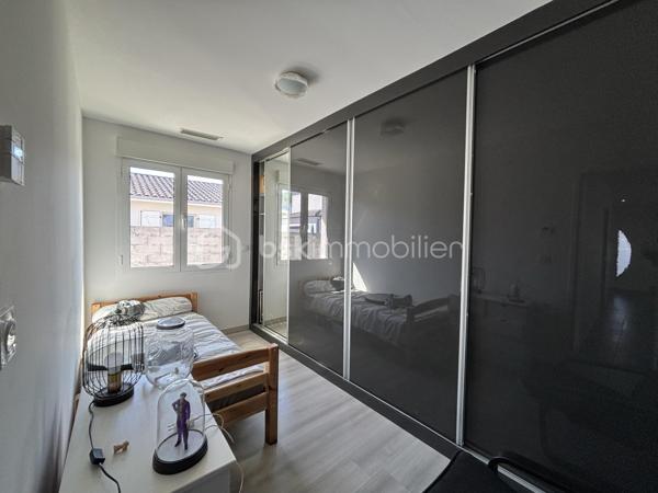 À proximité de Bordeaux, des commodités et des principaux axes routiers, découvrez cette agréable maison de 88 m² habitables, implantée sur une parcelle de 488 m², offrant un cadre de vie confortable et fonctionnel.

Elle se compose d’une belle pièce de vie chaleureuse avec poêle à bois, ouverte sur une cuisine aménagée avec cellier, créant un espace convivial et lumineux.

L’espace nuit comprend 3 chambres ainsi qu’une salle d’eau avec WC.

À l’extérieur, vous apprécierez particulièrement le jardin agréable et la terrasse couverte par une pergola bioclimatique, idéale pour profiter pleinement des extérieurs en toute saison, à l’abri du soleil comme des intempéries.

Les atouts de la maison

* 88 m² habitables
* Parcelle de 488 m²
* 3 chambres
* Séjour avec poêle à bois
* Cuisine ouverte
* Terrasse avec pergola bioclimatique
* Pompe à chaleur réversible gainable
* Portail motorisé
* Jardin agréable
* Proximité des commerces et commodités
* Accès rapide à Bordeaux et aux principaux axes routiers

Une maison conviviale, bien équipée et parfaitement adaptée à une vie de famille, bénéficiant d’un extérieur particulièrement agréable. Une opportunité à découvrir rapidement sur Ambarès-et-Lagrave !
Contactez moi pour une visite