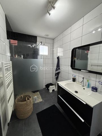 À proximité de Bordeaux, des commodités et des principaux axes routiers, découvrez cette agréable maison de 88 m² habitables, implantée sur une parcelle de 488 m², offrant un cadre de vie confortable et fonctionnel.

Elle se compose d’une belle pièce de vie chaleureuse avec poêle à bois, ouverte sur une cuisine aménagée avec cellier, créant un espace convivial et lumineux.

L’espace nuit comprend 3 chambres ainsi qu’une salle d’eau avec WC.

À l’extérieur, vous apprécierez particulièrement le jardin agréable et la terrasse couverte par une pergola bioclimatique, idéale pour profiter pleinement des extérieurs en toute saison, à l’abri du soleil comme des intempéries.

Les atouts de la maison

* 88 m² habitables
* Parcelle de 488 m²
* 3 chambres
* Séjour avec poêle à bois
* Cuisine ouverte
* Terrasse avec pergola bioclimatique
* Pompe à chaleur réversible gainable
* Portail motorisé
* Jardin agréable
* Proximité des commerces et commodités
* Accès rapide à Bordeaux et aux principaux axes routiers

Une maison conviviale, bien équipée et parfaitement adaptée à une vie de famille, bénéficiant d’un extérieur particulièrement agréable. Une opportunité à découvrir rapidement sur Ambarès-et-Lagrave !
Contactez moi pour une visite