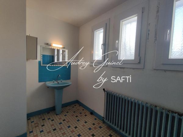 Maison familiale rénovée avec sous-sol aménagé et grand terrain