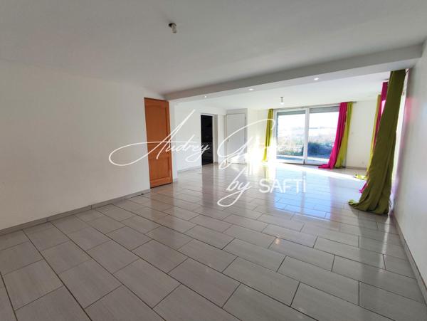 Maison familiale rénovée avec sous-sol aménagé et grand terrain