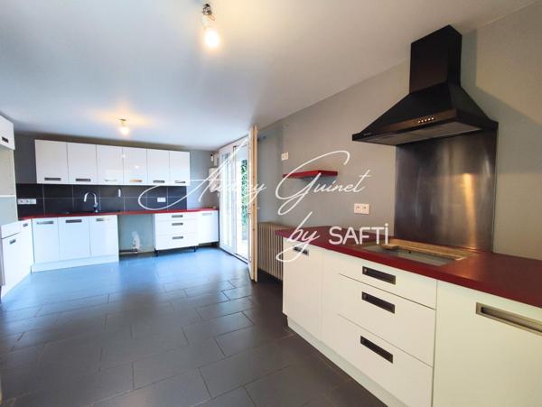 Maison familiale rénovée avec sous-sol aménagé et grand terrain