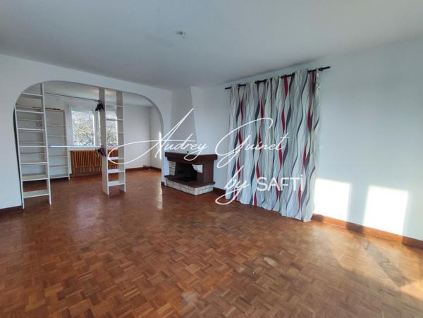 Maison familiale rénovée avec sous-sol aménagé et grand terrain