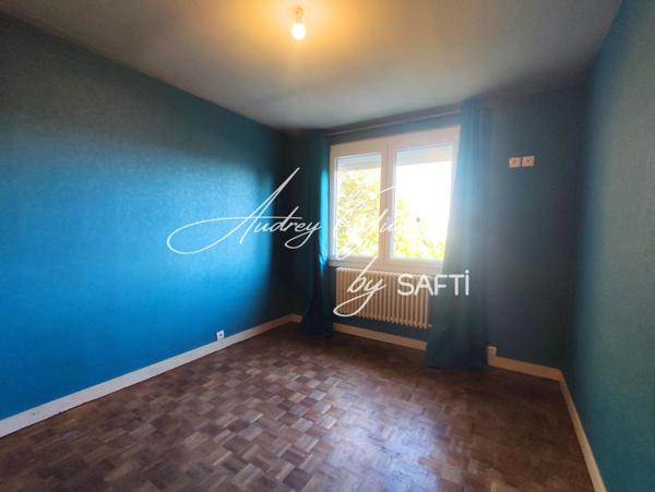 Maison familiale rénovée avec sous-sol aménagé et grand terrain