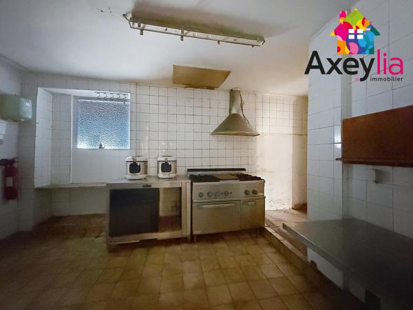 A VENDRE - LES NOËS - ANCIENNE AUBERGE À RÉNOVER AVEC APPARTEMENT