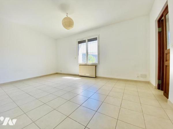 Maison de ville T4 - centre village - 114m² habitables avec cour et garage 