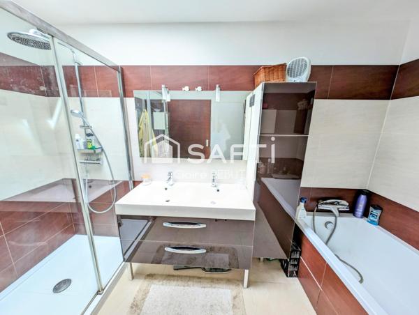 Belle Maison toit mansart de 2005,  5 Chambres