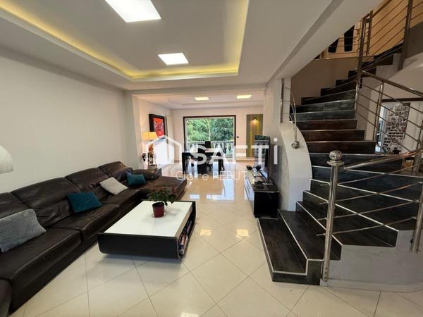 Belle Maison toit mansart de 2005,  5 Chambres