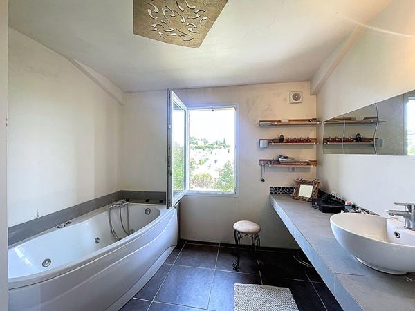 Maison Valensole 4 pièces 133 m² avec terrasses et garages
