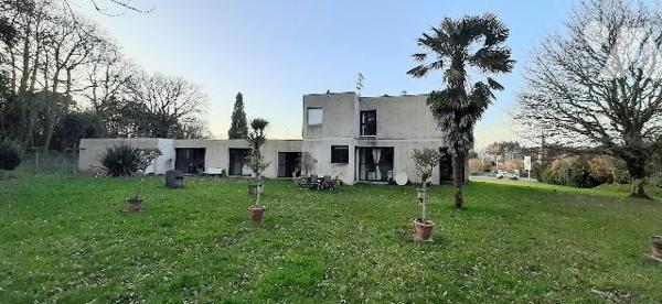 Maison de 252 m² sur terrain verdoyant de 6403 m²
11 pièces dont 5 chambres