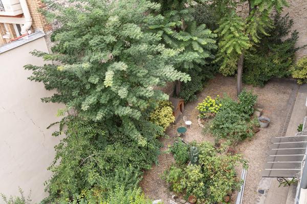 Dernier étage sur jardin au calme d’une impasse