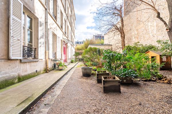 Dernier étage sur jardin au calme d’une impasse