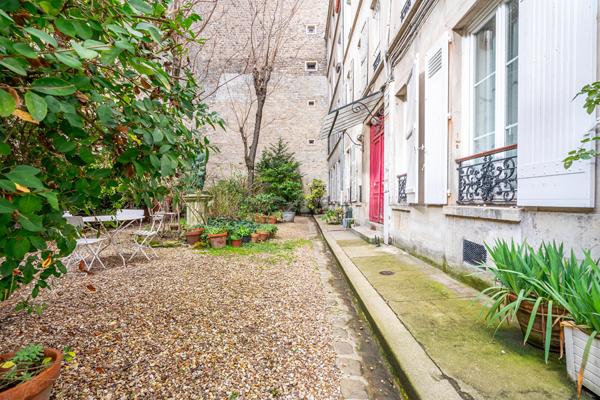 Dernier étage sur jardin au calme d’une impasse