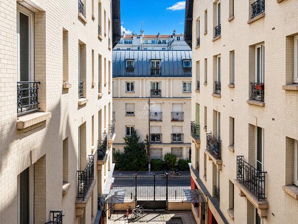 PARIS 18EME - MÉTRO - STUDIO LUMINEUX - MARCHÉ DE L'OLIVE 139 100 € **  - Référence  6845-SB