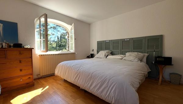 Propriété de caractère avec piscine à débordement et parc arboré en Ardèche