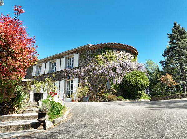 Propriété de caractère avec piscine à débordement et parc arboré en Ardèche