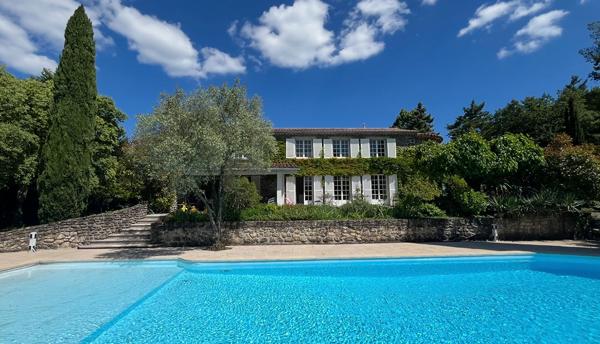 Propriété de caractère avec piscine à débordement et parc arboré en Ardèche