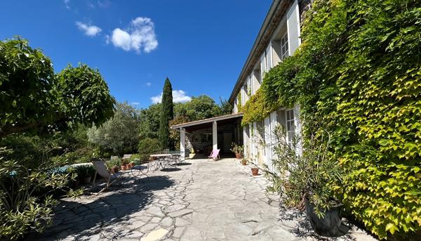 Propriété de caractère avec piscine à débordement et parc arboré en Ardèche
