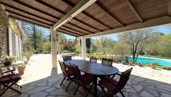 Propriété de caractère avec piscine à débordement et parc arboré en Ardèche