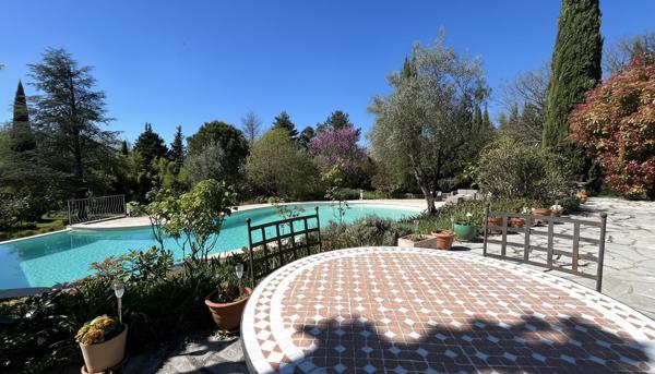 Propriété de caractère avec piscine à débordement et parc arboré en Ardèche