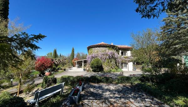 Propriété de caractère avec piscine à débordement et parc arboré en Ardèche