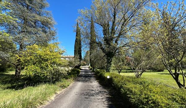 Propriété de caractère avec piscine à débordement et parc arboré en Ardèche