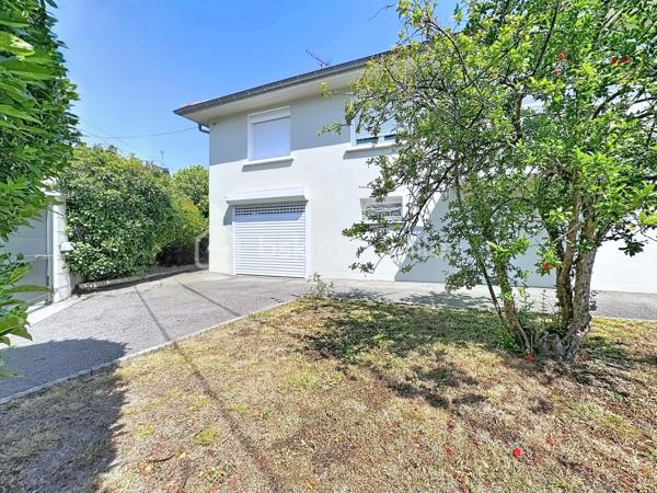 Située au 11 rue Léo Lagrange à Échirolles, cette maison individuelle construite en 1958 , d'une surface au sol de 160 m² est implantée sur une parcelle de 450 m² environ. Soigneusement entretenue au fil des années, elle bénéficie de nombreux travaux récents : ravalement de façade réalisé en 2026, chaudière remplacée en 2025 et toiture nettoyée et démoussée en 2023, offrant ainsi un bien parfaitement entretenu.

Le rez-de-chaussée (74 m²) se compose d'un garage avec porte motorisée (24 m²), d'une cuisine d'été pouvant faire office de buanderie, d'une salle d'eau, de WC indépendants, d'une cave ainsi que de plusieurs espaces de rangement. Une pièce supplémentaire offre un véritable potentiel d'aménagement, idéale pour la création d'un studio indépendant, d'un espace professionnel ou d'un bureau pour une activité libérale.

Le premier étage, d'environ 63m² climatisés, accueille un espace de vie chaleureux comprenant une cuisine semi-ouverte entièrement équipée, un séjour lumineux avec accès à un balcon exposé Ouest, deux chambres, dont une avec dressing, une salle d'eau moderne avec douche à l'italienne, sèche-serviettes et rangements, ainsi que des WC séparés. Les menuiseries PVC en double vitrage et les volets roulants électriques assurent un confort optimal au quotidien.

Les combles aménagés offrent une vaste pièce mansardée, parfaite pour créer une chambre supplémentaire, un bureau, une salle de jeux ou un espace détente. Des rangements intégrés et des fenêtres de toit type Velux viennent compléter cet espace.

Les atouts de cette maison :
Maison individuelle sur une parcelle de 450 m²
Façade, chaudière et toiture récemment rénovées
Climatisation
Menuiseries PVC double vitrage
Volets roulants électriques
Garage avec porte motorisée
Combles aménagés
Fort potentiel d'aménagement avec possibilité de créer un studio indépendant ou un espace professionnel