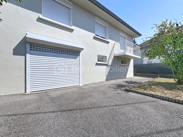 Située au 11 rue Léo Lagrange à Échirolles, cette maison individuelle construite en 1958 , d'une surface au sol de 160 m² est implantée sur une parcelle de 450 m² environ. Soigneusement entretenue au fil des années, elle bénéficie de nombreux travaux récents : ravalement de façade réalisé en 2026, chaudière remplacée en 2025 et toiture nettoyée et démoussée en 2023, offrant ainsi un bien parfaitement entretenu.

Le rez-de-chaussée (74 m²) se compose d'un garage avec porte motorisée (24 m²), d'une cuisine d'été pouvant faire office de buanderie, d'une salle d'eau, de WC indépendants, d'une cave ainsi que de plusieurs espaces de rangement. Une pièce supplémentaire offre un véritable potentiel d'aménagement, idéale pour la création d'un studio indépendant, d'un espace professionnel ou d'un bureau pour une activité libérale.

Le premier étage, d'environ 63m² climatisés, accueille un espace de vie chaleureux comprenant une cuisine semi-ouverte entièrement équipée, un séjour lumineux avec accès à un balcon exposé Ouest, deux chambres, dont une avec dressing, une salle d'eau moderne avec douche à l'italienne, sèche-serviettes et rangements, ainsi que des WC séparés. Les menuiseries PVC en double vitrage et les volets roulants électriques assurent un confort optimal au quotidien.

Les combles aménagés offrent une vaste pièce mansardée, parfaite pour créer une chambre supplémentaire, un bureau, une salle de jeux ou un espace détente. Des rangements intégrés et des fenêtres de toit type Velux viennent compléter cet espace.

Les atouts de cette maison :
Maison individuelle sur une parcelle de 450 m²
Façade, chaudière et toiture récemment rénovées
Climatisation
Menuiseries PVC double vitrage
Volets roulants électriques
Garage avec porte motorisée
Combles aménagés
Fort potentiel d'aménagement avec possibilité de créer un studio indépendant ou un espace professionnel