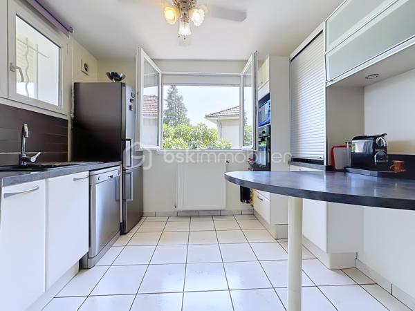 Située au 11 rue Léo Lagrange à Échirolles, cette maison individuelle construite en 1958 , d'une surface au sol de 160 m² est implantée sur une parcelle de 450 m² environ. Soigneusement entretenue au fil des années, elle bénéficie de nombreux travaux récents : ravalement de façade réalisé en 2026, chaudière remplacée en 2025 et toiture nettoyée et démoussée en 2023, offrant ainsi un bien parfaitement entretenu.

Le rez-de-chaussée (74 m²) se compose d'un garage avec porte motorisée (24 m²), d'une cuisine d'été pouvant faire office de buanderie, d'une salle d'eau, de WC indépendants, d'une cave ainsi que de plusieurs espaces de rangement. Une pièce supplémentaire offre un véritable potentiel d'aménagement, idéale pour la création d'un studio indépendant, d'un espace professionnel ou d'un bureau pour une activité libérale.

Le premier étage, d'environ 63m² climatisés, accueille un espace de vie chaleureux comprenant une cuisine semi-ouverte entièrement équipée, un séjour lumineux avec accès à un balcon exposé Ouest, deux chambres, dont une avec dressing, une salle d'eau moderne avec douche à l'italienne, sèche-serviettes et rangements, ainsi que des WC séparés. Les menuiseries PVC en double vitrage et les volets roulants électriques assurent un confort optimal au quotidien.

Les combles aménagés offrent une vaste pièce mansardée, parfaite pour créer une chambre supplémentaire, un bureau, une salle de jeux ou un espace détente. Des rangements intégrés et des fenêtres de toit type Velux viennent compléter cet espace.

Les atouts de cette maison :
Maison individuelle sur une parcelle de 450 m²
Façade, chaudière et toiture récemment rénovées
Climatisation
Menuiseries PVC double vitrage
Volets roulants électriques
Garage avec porte motorisée
Combles aménagés
Fort potentiel d'aménagement avec possibilité de créer un studio indépendant ou un espace professionnel