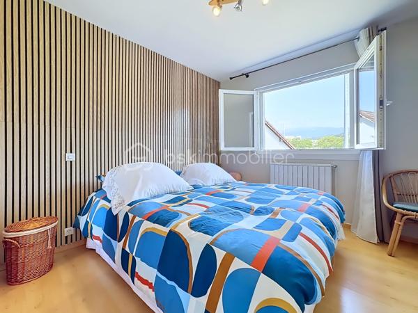 Située au 11 rue Léo Lagrange à Échirolles, cette maison individuelle construite en 1958 , d'une surface au sol de 160 m² est implantée sur une parcelle de 450 m² environ. Soigneusement entretenue au fil des années, elle bénéficie de nombreux travaux récents : ravalement de façade réalisé en 2026, chaudière remplacée en 2025 et toiture nettoyée et démoussée en 2023, offrant ainsi un bien parfaitement entretenu.

Le rez-de-chaussée (74 m²) se compose d'un garage avec porte motorisée (24 m²), d'une cuisine d'été pouvant faire office de buanderie, d'une salle d'eau, de WC indépendants, d'une cave ainsi que de plusieurs espaces de rangement. Une pièce supplémentaire offre un véritable potentiel d'aménagement, idéale pour la création d'un studio indépendant, d'un espace professionnel ou d'un bureau pour une activité libérale.

Le premier étage, d'environ 63m² climatisés, accueille un espace de vie chaleureux comprenant une cuisine semi-ouverte entièrement équipée, un séjour lumineux avec accès à un balcon exposé Ouest, deux chambres, dont une avec dressing, une salle d'eau moderne avec douche à l'italienne, sèche-serviettes et rangements, ainsi que des WC séparés. Les menuiseries PVC en double vitrage et les volets roulants électriques assurent un confort optimal au quotidien.

Les combles aménagés offrent une vaste pièce mansardée, parfaite pour créer une chambre supplémentaire, un bureau, une salle de jeux ou un espace détente. Des rangements intégrés et des fenêtres de toit type Velux viennent compléter cet espace.

Les atouts de cette maison :
Maison individuelle sur une parcelle de 450 m²
Façade, chaudière et toiture récemment rénovées
Climatisation
Menuiseries PVC double vitrage
Volets roulants électriques
Garage avec porte motorisée
Combles aménagés
Fort potentiel d'aménagement avec possibilité de créer un studio indépendant ou un espace professionnel
