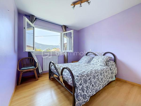 Située au 11 rue Léo Lagrange à Échirolles, cette maison individuelle construite en 1958 , d'une surface au sol de 160 m² est implantée sur une parcelle de 450 m² environ. Soigneusement entretenue au fil des années, elle bénéficie de nombreux travaux récents : ravalement de façade réalisé en 2026, chaudière remplacée en 2025 et toiture nettoyée et démoussée en 2023, offrant ainsi un bien parfaitement entretenu.

Le rez-de-chaussée (74 m²) se compose d'un garage avec porte motorisée (24 m²), d'une cuisine d'été pouvant faire office de buanderie, d'une salle d'eau, de WC indépendants, d'une cave ainsi que de plusieurs espaces de rangement. Une pièce supplémentaire offre un véritable potentiel d'aménagement, idéale pour la création d'un studio indépendant, d'un espace professionnel ou d'un bureau pour une activité libérale.

Le premier étage, d'environ 63m² climatisés, accueille un espace de vie chaleureux comprenant une cuisine semi-ouverte entièrement équipée, un séjour lumineux avec accès à un balcon exposé Ouest, deux chambres, dont une avec dressing, une salle d'eau moderne avec douche à l'italienne, sèche-serviettes et rangements, ainsi que des WC séparés. Les menuiseries PVC en double vitrage et les volets roulants électriques assurent un confort optimal au quotidien.

Les combles aménagés offrent une vaste pièce mansardée, parfaite pour créer une chambre supplémentaire, un bureau, une salle de jeux ou un espace détente. Des rangements intégrés et des fenêtres de toit type Velux viennent compléter cet espace.

Les atouts de cette maison :
Maison individuelle sur une parcelle de 450 m²
Façade, chaudière et toiture récemment rénovées
Climatisation
Menuiseries PVC double vitrage
Volets roulants électriques
Garage avec porte motorisée
Combles aménagés
Fort potentiel d'aménagement avec possibilité de créer un studio indépendant ou un espace professionnel