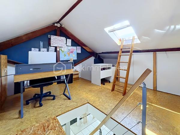 Située au 11 rue Léo Lagrange à Échirolles, cette maison individuelle construite en 1958 , d'une surface au sol de 160 m² est implantée sur une parcelle de 450 m² environ. Soigneusement entretenue au fil des années, elle bénéficie de nombreux travaux récents : ravalement de façade réalisé en 2026, chaudière remplacée en 2025 et toiture nettoyée et démoussée en 2023, offrant ainsi un bien parfaitement entretenu.

Le rez-de-chaussée (74 m²) se compose d'un garage avec porte motorisée (24 m²), d'une cuisine d'été pouvant faire office de buanderie, d'une salle d'eau, de WC indépendants, d'une cave ainsi que de plusieurs espaces de rangement. Une pièce supplémentaire offre un véritable potentiel d'aménagement, idéale pour la création d'un studio indépendant, d'un espace professionnel ou d'un bureau pour une activité libérale.

Le premier étage, d'environ 63m² climatisés, accueille un espace de vie chaleureux comprenant une cuisine semi-ouverte entièrement équipée, un séjour lumineux avec accès à un balcon exposé Ouest, deux chambres, dont une avec dressing, une salle d'eau moderne avec douche à l'italienne, sèche-serviettes et rangements, ainsi que des WC séparés. Les menuiseries PVC en double vitrage et les volets roulants électriques assurent un confort optimal au quotidien.

Les combles aménagés offrent une vaste pièce mansardée, parfaite pour créer une chambre supplémentaire, un bureau, une salle de jeux ou un espace détente. Des rangements intégrés et des fenêtres de toit type Velux viennent compléter cet espace.

Les atouts de cette maison :
Maison individuelle sur une parcelle de 450 m²
Façade, chaudière et toiture récemment rénovées
Climatisation
Menuiseries PVC double vitrage
Volets roulants électriques
Garage avec porte motorisée
Combles aménagés
Fort potentiel d'aménagement avec possibilité de créer un studio indépendant ou un espace professionnel