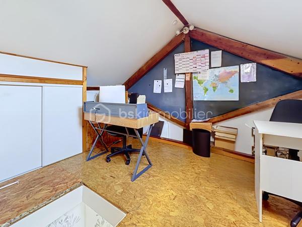 Située au 11 rue Léo Lagrange à Échirolles, cette maison individuelle construite en 1958 , d'une surface au sol de 160 m² est implantée sur une parcelle de 450 m² environ. Soigneusement entretenue au fil des années, elle bénéficie de nombreux travaux récents : ravalement de façade réalisé en 2026, chaudière remplacée en 2025 et toiture nettoyée et démoussée en 2023, offrant ainsi un bien parfaitement entretenu.

Le rez-de-chaussée (74 m²) se compose d'un garage avec porte motorisée (24 m²), d'une cuisine d'été pouvant faire office de buanderie, d'une salle d'eau, de WC indépendants, d'une cave ainsi que de plusieurs espaces de rangement. Une pièce supplémentaire offre un véritable potentiel d'aménagement, idéale pour la création d'un studio indépendant, d'un espace professionnel ou d'un bureau pour une activité libérale.

Le premier étage, d'environ 63m² climatisés, accueille un espace de vie chaleureux comprenant une cuisine semi-ouverte entièrement équipée, un séjour lumineux avec accès à un balcon exposé Ouest, deux chambres, dont une avec dressing, une salle d'eau moderne avec douche à l'italienne, sèche-serviettes et rangements, ainsi que des WC séparés. Les menuiseries PVC en double vitrage et les volets roulants électriques assurent un confort optimal au quotidien.

Les combles aménagés offrent une vaste pièce mansardée, parfaite pour créer une chambre supplémentaire, un bureau, une salle de jeux ou un espace détente. Des rangements intégrés et des fenêtres de toit type Velux viennent compléter cet espace.

Les atouts de cette maison :
Maison individuelle sur une parcelle de 450 m²
Façade, chaudière et toiture récemment rénovées
Climatisation
Menuiseries PVC double vitrage
Volets roulants électriques
Garage avec porte motorisée
Combles aménagés
Fort potentiel d'aménagement avec possibilité de créer un studio indépendant ou un espace professionnel