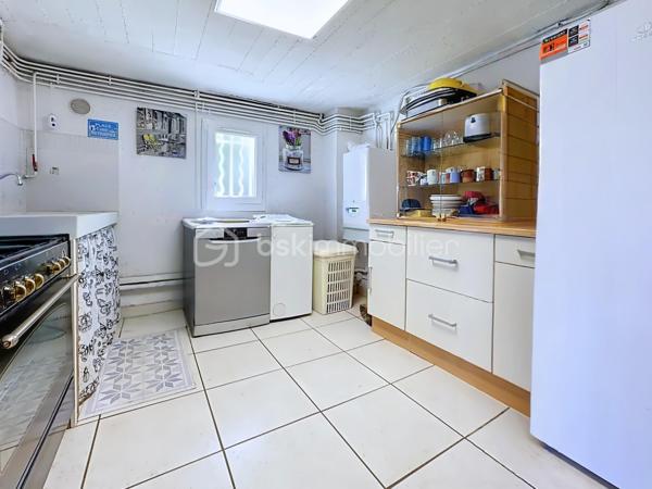 Située au 11 rue Léo Lagrange à Échirolles, cette maison individuelle construite en 1958 , d'une surface au sol de 160 m² est implantée sur une parcelle de 450 m² environ. Soigneusement entretenue au fil des années, elle bénéficie de nombreux travaux récents : ravalement de façade réalisé en 2026, chaudière remplacée en 2025 et toiture nettoyée et démoussée en 2023, offrant ainsi un bien parfaitement entretenu.

Le rez-de-chaussée (74 m²) se compose d'un garage avec porte motorisée (24 m²), d'une cuisine d'été pouvant faire office de buanderie, d'une salle d'eau, de WC indépendants, d'une cave ainsi que de plusieurs espaces de rangement. Une pièce supplémentaire offre un véritable potentiel d'aménagement, idéale pour la création d'un studio indépendant, d'un espace professionnel ou d'un bureau pour une activité libérale.

Le premier étage, d'environ 63m² climatisés, accueille un espace de vie chaleureux comprenant une cuisine semi-ouverte entièrement équipée, un séjour lumineux avec accès à un balcon exposé Ouest, deux chambres, dont une avec dressing, une salle d'eau moderne avec douche à l'italienne, sèche-serviettes et rangements, ainsi que des WC séparés. Les menuiseries PVC en double vitrage et les volets roulants électriques assurent un confort optimal au quotidien.

Les combles aménagés offrent une vaste pièce mansardée, parfaite pour créer une chambre supplémentaire, un bureau, une salle de jeux ou un espace détente. Des rangements intégrés et des fenêtres de toit type Velux viennent compléter cet espace.

Les atouts de cette maison :
Maison individuelle sur une parcelle de 450 m²
Façade, chaudière et toiture récemment rénovées
Climatisation
Menuiseries PVC double vitrage
Volets roulants électriques
Garage avec porte motorisée
Combles aménagés
Fort potentiel d'aménagement avec possibilité de créer un studio indépendant ou un espace professionnel