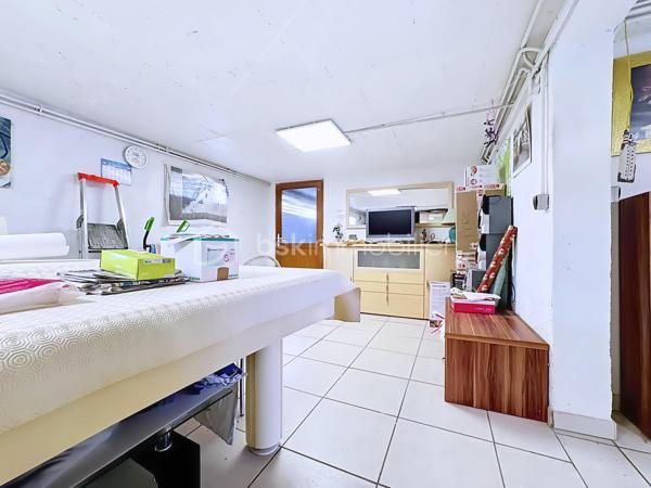 Située au 11 rue Léo Lagrange à Échirolles, cette maison individuelle construite en 1958 , d'une surface au sol de 160 m² est implantée sur une parcelle de 450 m² environ. Soigneusement entretenue au fil des années, elle bénéficie de nombreux travaux récents : ravalement de façade réalisé en 2026, chaudière remplacée en 2025 et toiture nettoyée et démoussée en 2023, offrant ainsi un bien parfaitement entretenu.

Le rez-de-chaussée (74 m²) se compose d'un garage avec porte motorisée (24 m²), d'une cuisine d'été pouvant faire office de buanderie, d'une salle d'eau, de WC indépendants, d'une cave ainsi que de plusieurs espaces de rangement. Une pièce supplémentaire offre un véritable potentiel d'aménagement, idéale pour la création d'un studio indépendant, d'un espace professionnel ou d'un bureau pour une activité libérale.

Le premier étage, d'environ 63m² climatisés, accueille un espace de vie chaleureux comprenant une cuisine semi-ouverte entièrement équipée, un séjour lumineux avec accès à un balcon exposé Ouest, deux chambres, dont une avec dressing, une salle d'eau moderne avec douche à l'italienne, sèche-serviettes et rangements, ainsi que des WC séparés. Les menuiseries PVC en double vitrage et les volets roulants électriques assurent un confort optimal au quotidien.

Les combles aménagés offrent une vaste pièce mansardée, parfaite pour créer une chambre supplémentaire, un bureau, une salle de jeux ou un espace détente. Des rangements intégrés et des fenêtres de toit type Velux viennent compléter cet espace.

Les atouts de cette maison :
Maison individuelle sur une parcelle de 450 m²
Façade, chaudière et toiture récemment rénovées
Climatisation
Menuiseries PVC double vitrage
Volets roulants électriques
Garage avec porte motorisée
Combles aménagés
Fort potentiel d'aménagement avec possibilité de créer un studio indépendant ou un espace professionnel