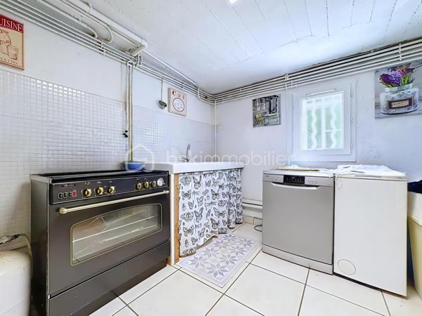 Située au 11 rue Léo Lagrange à Échirolles, cette maison individuelle construite en 1958 , d'une surface au sol de 160 m² est implantée sur une parcelle de 450 m² environ. Soigneusement entretenue au fil des années, elle bénéficie de nombreux travaux récents : ravalement de façade réalisé en 2026, chaudière remplacée en 2025 et toiture nettoyée et démoussée en 2023, offrant ainsi un bien parfaitement entretenu.

Le rez-de-chaussée (74 m²) se compose d'un garage avec porte motorisée (24 m²), d'une cuisine d'été pouvant faire office de buanderie, d'une salle d'eau, de WC indépendants, d'une cave ainsi que de plusieurs espaces de rangement. Une pièce supplémentaire offre un véritable potentiel d'aménagement, idéale pour la création d'un studio indépendant, d'un espace professionnel ou d'un bureau pour une activité libérale.

Le premier étage, d'environ 63m² climatisés, accueille un espace de vie chaleureux comprenant une cuisine semi-ouverte entièrement équipée, un séjour lumineux avec accès à un balcon exposé Ouest, deux chambres, dont une avec dressing, une salle d'eau moderne avec douche à l'italienne, sèche-serviettes et rangements, ainsi que des WC séparés. Les menuiseries PVC en double vitrage et les volets roulants électriques assurent un confort optimal au quotidien.

Les combles aménagés offrent une vaste pièce mansardée, parfaite pour créer une chambre supplémentaire, un bureau, une salle de jeux ou un espace détente. Des rangements intégrés et des fenêtres de toit type Velux viennent compléter cet espace.

Les atouts de cette maison :
Maison individuelle sur une parcelle de 450 m²
Façade, chaudière et toiture récemment rénovées
Climatisation
Menuiseries PVC double vitrage
Volets roulants électriques
Garage avec porte motorisée
Combles aménagés
Fort potentiel d'aménagement avec possibilité de créer un studio indépendant ou un espace professionnel