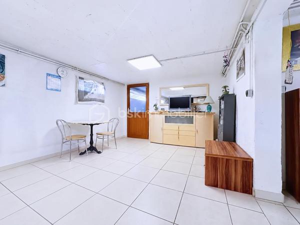 Située au 11 rue Léo Lagrange à Échirolles, cette maison individuelle construite en 1958 , d'une surface au sol de 160 m² est implantée sur une parcelle de 450 m² environ. Soigneusement entretenue au fil des années, elle bénéficie de nombreux travaux récents : ravalement de façade réalisé en 2026, chaudière remplacée en 2025 et toiture nettoyée et démoussée en 2023, offrant ainsi un bien parfaitement entretenu.

Le rez-de-chaussée (74 m²) se compose d'un garage avec porte motorisée (24 m²), d'une cuisine d'été pouvant faire office de buanderie, d'une salle d'eau, de WC indépendants, d'une cave ainsi que de plusieurs espaces de rangement. Une pièce supplémentaire offre un véritable potentiel d'aménagement, idéale pour la création d'un studio indépendant, d'un espace professionnel ou d'un bureau pour une activité libérale.

Le premier étage, d'environ 63m² climatisés, accueille un espace de vie chaleureux comprenant une cuisine semi-ouverte entièrement équipée, un séjour lumineux avec accès à un balcon exposé Ouest, deux chambres, dont une avec dressing, une salle d'eau moderne avec douche à l'italienne, sèche-serviettes et rangements, ainsi que des WC séparés. Les menuiseries PVC en double vitrage et les volets roulants électriques assurent un confort optimal au quotidien.

Les combles aménagés offrent une vaste pièce mansardée, parfaite pour créer une chambre supplémentaire, un bureau, une salle de jeux ou un espace détente. Des rangements intégrés et des fenêtres de toit type Velux viennent compléter cet espace.

Les atouts de cette maison :
Maison individuelle sur une parcelle de 450 m²
Façade, chaudière et toiture récemment rénovées
Climatisation
Menuiseries PVC double vitrage
Volets roulants électriques
Garage avec porte motorisée
Combles aménagés
Fort potentiel d'aménagement avec possibilité de créer un studio indépendant ou un espace professionnel