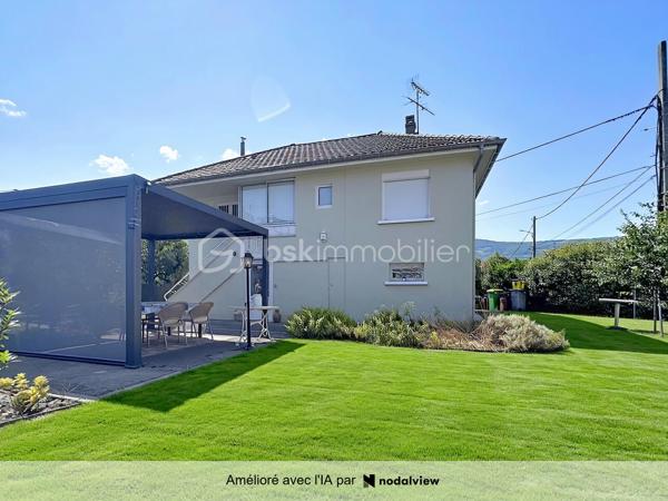 Située au 11 rue Léo Lagrange à Échirolles, cette maison individuelle construite en 1958 , d'une surface au sol de 160 m² est implantée sur une parcelle de 450 m² environ. Soigneusement entretenue au fil des années, elle bénéficie de nombreux travaux récents : ravalement de façade réalisé en 2026, chaudière remplacée en 2025 et toiture nettoyée et démoussée en 2023, offrant ainsi un bien parfaitement entretenu.

Le rez-de-chaussée (74 m²) se compose d'un garage avec porte motorisée (24 m²), d'une cuisine d'été pouvant faire office de buanderie, d'une salle d'eau, de WC indépendants, d'une cave ainsi que de plusieurs espaces de rangement. Une pièce supplémentaire offre un véritable potentiel d'aménagement, idéale pour la création d'un studio indépendant, d'un espace professionnel ou d'un bureau pour une activité libérale.

Le premier étage, d'environ 63m² climatisés, accueille un espace de vie chaleureux comprenant une cuisine semi-ouverte entièrement équipée, un séjour lumineux avec accès à un balcon exposé Ouest, deux chambres, dont une avec dressing, une salle d'eau moderne avec douche à l'italienne, sèche-serviettes et rangements, ainsi que des WC séparés. Les menuiseries PVC en double vitrage et les volets roulants électriques assurent un confort optimal au quotidien.

Les combles aménagés offrent une vaste pièce mansardée, parfaite pour créer une chambre supplémentaire, un bureau, une salle de jeux ou un espace détente. Des rangements intégrés et des fenêtres de toit type Velux viennent compléter cet espace.

Les atouts de cette maison :
Maison individuelle sur une parcelle de 450 m²
Façade, chaudière et toiture récemment rénovées
Climatisation
Menuiseries PVC double vitrage
Volets roulants électriques
Garage avec porte motorisée
Combles aménagés
Fort potentiel d'aménagement avec possibilité de créer un studio indépendant ou un espace professionnel