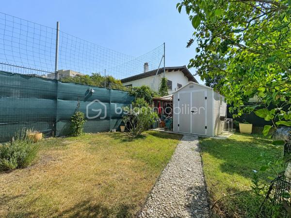 Située au 11 rue Léo Lagrange à Échirolles, cette maison individuelle construite en 1958 , d'une surface au sol de 160 m² est implantée sur une parcelle de 450 m² environ. Soigneusement entretenue au fil des années, elle bénéficie de nombreux travaux récents : ravalement de façade réalisé en 2026, chaudière remplacée en 2025 et toiture nettoyée et démoussée en 2023, offrant ainsi un bien parfaitement entretenu.

Le rez-de-chaussée (74 m²) se compose d'un garage avec porte motorisée (24 m²), d'une cuisine d'été pouvant faire office de buanderie, d'une salle d'eau, de WC indépendants, d'une cave ainsi que de plusieurs espaces de rangement. Une pièce supplémentaire offre un véritable potentiel d'aménagement, idéale pour la création d'un studio indépendant, d'un espace professionnel ou d'un bureau pour une activité libérale.

Le premier étage, d'environ 63m² climatisés, accueille un espace de vie chaleureux comprenant une cuisine semi-ouverte entièrement équipée, un séjour lumineux avec accès à un balcon exposé Ouest, deux chambres, dont une avec dressing, une salle d'eau moderne avec douche à l'italienne, sèche-serviettes et rangements, ainsi que des WC séparés. Les menuiseries PVC en double vitrage et les volets roulants électriques assurent un confort optimal au quotidien.

Les combles aménagés offrent une vaste pièce mansardée, parfaite pour créer une chambre supplémentaire, un bureau, une salle de jeux ou un espace détente. Des rangements intégrés et des fenêtres de toit type Velux viennent compléter cet espace.

Les atouts de cette maison :
Maison individuelle sur une parcelle de 450 m²
Façade, chaudière et toiture récemment rénovées
Climatisation
Menuiseries PVC double vitrage
Volets roulants électriques
Garage avec porte motorisée
Combles aménagés
Fort potentiel d'aménagement avec possibilité de créer un studio indépendant ou un espace professionnel