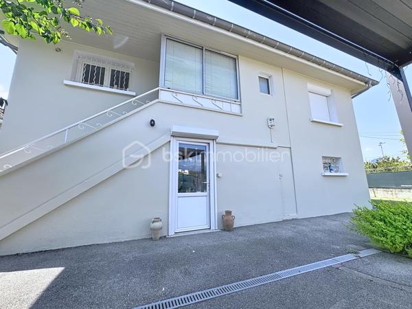 Située au 11 rue Léo Lagrange à Échirolles, cette maison individuelle construite en 1958 , d'une surface au sol de 160 m² est implantée sur une parcelle de 450 m² environ. Soigneusement entretenue au fil des années, elle bénéficie de nombreux travaux récents : ravalement de façade réalisé en 2026, chaudière remplacée en 2025 et toiture nettoyée et démoussée en 2023, offrant ainsi un bien parfaitement entretenu.

Le rez-de-chaussée (74 m²) se compose d'un garage avec porte motorisée (24 m²), d'une cuisine d'été pouvant faire office de buanderie, d'une salle d'eau, de WC indépendants, d'une cave ainsi que de plusieurs espaces de rangement. Une pièce supplémentaire offre un véritable potentiel d'aménagement, idéale pour la création d'un studio indépendant, d'un espace professionnel ou d'un bureau pour une activité libérale.

Le premier étage, d'environ 63m² climatisés, accueille un espace de vie chaleureux comprenant une cuisine semi-ouverte entièrement équipée, un séjour lumineux avec accès à un balcon exposé Ouest, deux chambres, dont une avec dressing, une salle d'eau moderne avec douche à l'italienne, sèche-serviettes et rangements, ainsi que des WC séparés. Les menuiseries PVC en double vitrage et les volets roulants électriques assurent un confort optimal au quotidien.

Les combles aménagés offrent une vaste pièce mansardée, parfaite pour créer une chambre supplémentaire, un bureau, une salle de jeux ou un espace détente. Des rangements intégrés et des fenêtres de toit type Velux viennent compléter cet espace.

Les atouts de cette maison :
Maison individuelle sur une parcelle de 450 m²
Façade, chaudière et toiture récemment rénovées
Climatisation
Menuiseries PVC double vitrage
Volets roulants électriques
Garage avec porte motorisée
Combles aménagés
Fort potentiel d'aménagement avec possibilité de créer un studio indépendant ou un espace professionnel