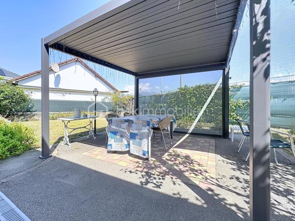 Située au 11 rue Léo Lagrange à Échirolles, cette maison individuelle construite en 1958 , d'une surface au sol de 160 m² est implantée sur une parcelle de 450 m² environ. Soigneusement entretenue au fil des années, elle bénéficie de nombreux travaux récents : ravalement de façade réalisé en 2026, chaudière remplacée en 2025 et toiture nettoyée et démoussée en 2023, offrant ainsi un bien parfaitement entretenu.

Le rez-de-chaussée (74 m²) se compose d'un garage avec porte motorisée (24 m²), d'une cuisine d'été pouvant faire office de buanderie, d'une salle d'eau, de WC indépendants, d'une cave ainsi que de plusieurs espaces de rangement. Une pièce supplémentaire offre un véritable potentiel d'aménagement, idéale pour la création d'un studio indépendant, d'un espace professionnel ou d'un bureau pour une activité libérale.

Le premier étage, d'environ 63m² climatisés, accueille un espace de vie chaleureux comprenant une cuisine semi-ouverte entièrement équipée, un séjour lumineux avec accès à un balcon exposé Ouest, deux chambres, dont une avec dressing, une salle d'eau moderne avec douche à l'italienne, sèche-serviettes et rangements, ainsi que des WC séparés. Les menuiseries PVC en double vitrage et les volets roulants électriques assurent un confort optimal au quotidien.

Les combles aménagés offrent une vaste pièce mansardée, parfaite pour créer une chambre supplémentaire, un bureau, une salle de jeux ou un espace détente. Des rangements intégrés et des fenêtres de toit type Velux viennent compléter cet espace.

Les atouts de cette maison :
Maison individuelle sur une parcelle de 450 m²
Façade, chaudière et toiture récemment rénovées
Climatisation
Menuiseries PVC double vitrage
Volets roulants électriques
Garage avec porte motorisée
Combles aménagés
Fort potentiel d'aménagement avec possibilité de créer un studio indépendant ou un espace professionnel