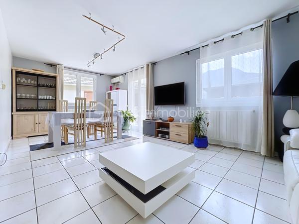 Située au 11 rue Léo Lagrange à Échirolles, cette maison individuelle construite en 1958 , d'une surface au sol de 160 m² est implantée sur une parcelle de 450 m² environ. Soigneusement entretenue au fil des années, elle bénéficie de nombreux travaux récents : ravalement de façade réalisé en 2026, chaudière remplacée en 2025 et toiture nettoyée et démoussée en 2023, offrant ainsi un bien parfaitement entretenu.

Le rez-de-chaussée (74 m²) se compose d'un garage avec porte motorisée (24 m²), d'une cuisine d'été pouvant faire office de buanderie, d'une salle d'eau, de WC indépendants, d'une cave ainsi que de plusieurs espaces de rangement. Une pièce supplémentaire offre un véritable potentiel d'aménagement, idéale pour la création d'un studio indépendant, d'un espace professionnel ou d'un bureau pour une activité libérale.

Le premier étage, d'environ 63m² climatisés, accueille un espace de vie chaleureux comprenant une cuisine semi-ouverte entièrement équipée, un séjour lumineux avec accès à un balcon exposé Ouest, deux chambres, dont une avec dressing, une salle d'eau moderne avec douche à l'italienne, sèche-serviettes et rangements, ainsi que des WC séparés. Les menuiseries PVC en double vitrage et les volets roulants électriques assurent un confort optimal au quotidien.

Les combles aménagés offrent une vaste pièce mansardée, parfaite pour créer une chambre supplémentaire, un bureau, une salle de jeux ou un espace détente. Des rangements intégrés et des fenêtres de toit type Velux viennent compléter cet espace.

Les atouts de cette maison :
Maison individuelle sur une parcelle de 450 m²
Façade, chaudière et toiture récemment rénovées
Climatisation
Menuiseries PVC double vitrage
Volets roulants électriques
Garage avec porte motorisée
Combles aménagés
Fort potentiel d'aménagement avec possibilité de créer un studio indépendant ou un espace professionnel