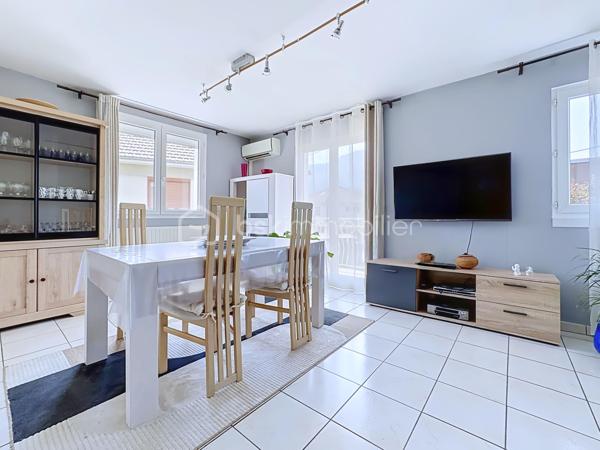 Située au 11 rue Léo Lagrange à Échirolles, cette maison individuelle construite en 1958 , d'une surface au sol de 160 m² est implantée sur une parcelle de 450 m² environ. Soigneusement entretenue au fil des années, elle bénéficie de nombreux travaux récents : ravalement de façade réalisé en 2026, chaudière remplacée en 2025 et toiture nettoyée et démoussée en 2023, offrant ainsi un bien parfaitement entretenu.

Le rez-de-chaussée (74 m²) se compose d'un garage avec porte motorisée (24 m²), d'une cuisine d'été pouvant faire office de buanderie, d'une salle d'eau, de WC indépendants, d'une cave ainsi que de plusieurs espaces de rangement. Une pièce supplémentaire offre un véritable potentiel d'aménagement, idéale pour la création d'un studio indépendant, d'un espace professionnel ou d'un bureau pour une activité libérale.

Le premier étage, d'environ 63m² climatisés, accueille un espace de vie chaleureux comprenant une cuisine semi-ouverte entièrement équipée, un séjour lumineux avec accès à un balcon exposé Ouest, deux chambres, dont une avec dressing, une salle d'eau moderne avec douche à l'italienne, sèche-serviettes et rangements, ainsi que des WC séparés. Les menuiseries PVC en double vitrage et les volets roulants électriques assurent un confort optimal au quotidien.

Les combles aménagés offrent une vaste pièce mansardée, parfaite pour créer une chambre supplémentaire, un bureau, une salle de jeux ou un espace détente. Des rangements intégrés et des fenêtres de toit type Velux viennent compléter cet espace.

Les atouts de cette maison :
Maison individuelle sur une parcelle de 450 m²
Façade, chaudière et toiture récemment rénovées
Climatisation
Menuiseries PVC double vitrage
Volets roulants électriques
Garage avec porte motorisée
Combles aménagés
Fort potentiel d'aménagement avec possibilité de créer un studio indépendant ou un espace professionnel