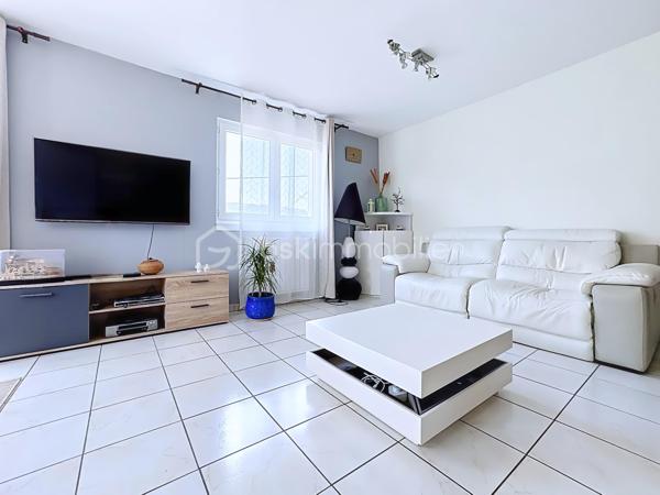 Située au 11 rue Léo Lagrange à Échirolles, cette maison individuelle construite en 1958 , d'une surface au sol de 160 m² est implantée sur une parcelle de 450 m² environ. Soigneusement entretenue au fil des années, elle bénéficie de nombreux travaux récents : ravalement de façade réalisé en 2026, chaudière remplacée en 2025 et toiture nettoyée et démoussée en 2023, offrant ainsi un bien parfaitement entretenu.

Le rez-de-chaussée (74 m²) se compose d'un garage avec porte motorisée (24 m²), d'une cuisine d'été pouvant faire office de buanderie, d'une salle d'eau, de WC indépendants, d'une cave ainsi que de plusieurs espaces de rangement. Une pièce supplémentaire offre un véritable potentiel d'aménagement, idéale pour la création d'un studio indépendant, d'un espace professionnel ou d'un bureau pour une activité libérale.

Le premier étage, d'environ 63m² climatisés, accueille un espace de vie chaleureux comprenant une cuisine semi-ouverte entièrement équipée, un séjour lumineux avec accès à un balcon exposé Ouest, deux chambres, dont une avec dressing, une salle d'eau moderne avec douche à l'italienne, sèche-serviettes et rangements, ainsi que des WC séparés. Les menuiseries PVC en double vitrage et les volets roulants électriques assurent un confort optimal au quotidien.

Les combles aménagés offrent une vaste pièce mansardée, parfaite pour créer une chambre supplémentaire, un bureau, une salle de jeux ou un espace détente. Des rangements intégrés et des fenêtres de toit type Velux viennent compléter cet espace.

Les atouts de cette maison :
Maison individuelle sur une parcelle de 450 m²
Façade, chaudière et toiture récemment rénovées
Climatisation
Menuiseries PVC double vitrage
Volets roulants électriques
Garage avec porte motorisée
Combles aménagés
Fort potentiel d'aménagement avec possibilité de créer un studio indépendant ou un espace professionnel