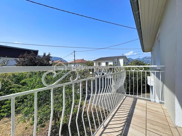 Située au 11 rue Léo Lagrange à Échirolles, cette maison individuelle construite en 1958 , d'une surface au sol de 160 m² est implantée sur une parcelle de 450 m² environ. Soigneusement entretenue au fil des années, elle bénéficie de nombreux travaux récents : ravalement de façade réalisé en 2026, chaudière remplacée en 2025 et toiture nettoyée et démoussée en 2023, offrant ainsi un bien parfaitement entretenu.

Le rez-de-chaussée (74 m²) se compose d'un garage avec porte motorisée (24 m²), d'une cuisine d'été pouvant faire office de buanderie, d'une salle d'eau, de WC indépendants, d'une cave ainsi que de plusieurs espaces de rangement. Une pièce supplémentaire offre un véritable potentiel d'aménagement, idéale pour la création d'un studio indépendant, d'un espace professionnel ou d'un bureau pour une activité libérale.

Le premier étage, d'environ 63m² climatisés, accueille un espace de vie chaleureux comprenant une cuisine semi-ouverte entièrement équipée, un séjour lumineux avec accès à un balcon exposé Ouest, deux chambres, dont une avec dressing, une salle d'eau moderne avec douche à l'italienne, sèche-serviettes et rangements, ainsi que des WC séparés. Les menuiseries PVC en double vitrage et les volets roulants électriques assurent un confort optimal au quotidien.

Les combles aménagés offrent une vaste pièce mansardée, parfaite pour créer une chambre supplémentaire, un bureau, une salle de jeux ou un espace détente. Des rangements intégrés et des fenêtres de toit type Velux viennent compléter cet espace.

Les atouts de cette maison :
Maison individuelle sur une parcelle de 450 m²
Façade, chaudière et toiture récemment rénovées
Climatisation
Menuiseries PVC double vitrage
Volets roulants électriques
Garage avec porte motorisée
Combles aménagés
Fort potentiel d'aménagement avec possibilité de créer un studio indépendant ou un espace professionnel