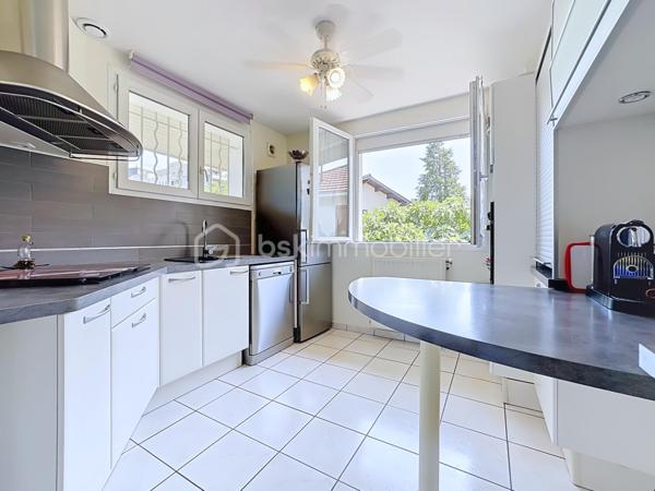 Située au 11 rue Léo Lagrange à Échirolles, cette maison individuelle construite en 1958 , d'une surface au sol de 160 m² est implantée sur une parcelle de 450 m² environ. Soigneusement entretenue au fil des années, elle bénéficie de nombreux travaux récents : ravalement de façade réalisé en 2026, chaudière remplacée en 2025 et toiture nettoyée et démoussée en 2023, offrant ainsi un bien parfaitement entretenu.

Le rez-de-chaussée (74 m²) se compose d'un garage avec porte motorisée (24 m²), d'une cuisine d'été pouvant faire office de buanderie, d'une salle d'eau, de WC indépendants, d'une cave ainsi que de plusieurs espaces de rangement. Une pièce supplémentaire offre un véritable potentiel d'aménagement, idéale pour la création d'un studio indépendant, d'un espace professionnel ou d'un bureau pour une activité libérale.

Le premier étage, d'environ 63m² climatisés, accueille un espace de vie chaleureux comprenant une cuisine semi-ouverte entièrement équipée, un séjour lumineux avec accès à un balcon exposé Ouest, deux chambres, dont une avec dressing, une salle d'eau moderne avec douche à l'italienne, sèche-serviettes et rangements, ainsi que des WC séparés. Les menuiseries PVC en double vitrage et les volets roulants électriques assurent un confort optimal au quotidien.

Les combles aménagés offrent une vaste pièce mansardée, parfaite pour créer une chambre supplémentaire, un bureau, une salle de jeux ou un espace détente. Des rangements intégrés et des fenêtres de toit type Velux viennent compléter cet espace.

Les atouts de cette maison :
Maison individuelle sur une parcelle de 450 m²
Façade, chaudière et toiture récemment rénovées
Climatisation
Menuiseries PVC double vitrage
Volets roulants électriques
Garage avec porte motorisée
Combles aménagés
Fort potentiel d'aménagement avec possibilité de créer un studio indépendant ou un espace professionnel
