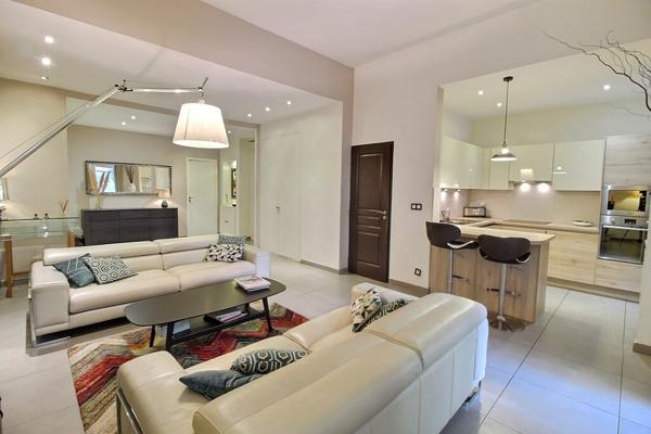 MARSEILLE 13008. Proche Prado, Rez-de-jardin avec dépendance