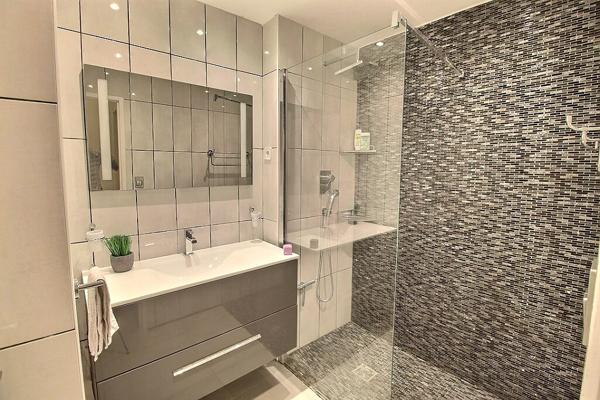 MARSEILLE 13008. Proche Prado, Rez-de-jardin avec dépendance