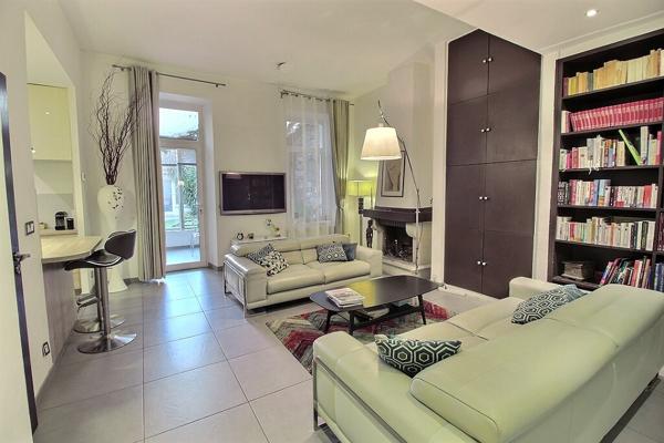 MARSEILLE 13008. Proche Prado, Rez-de-jardin avec dépendance