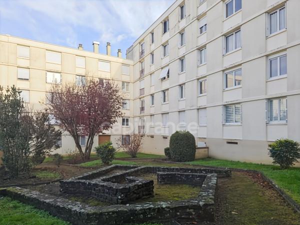 Appartement T4 de 72,10 m² avec cave - Avenue Felix Geneslay